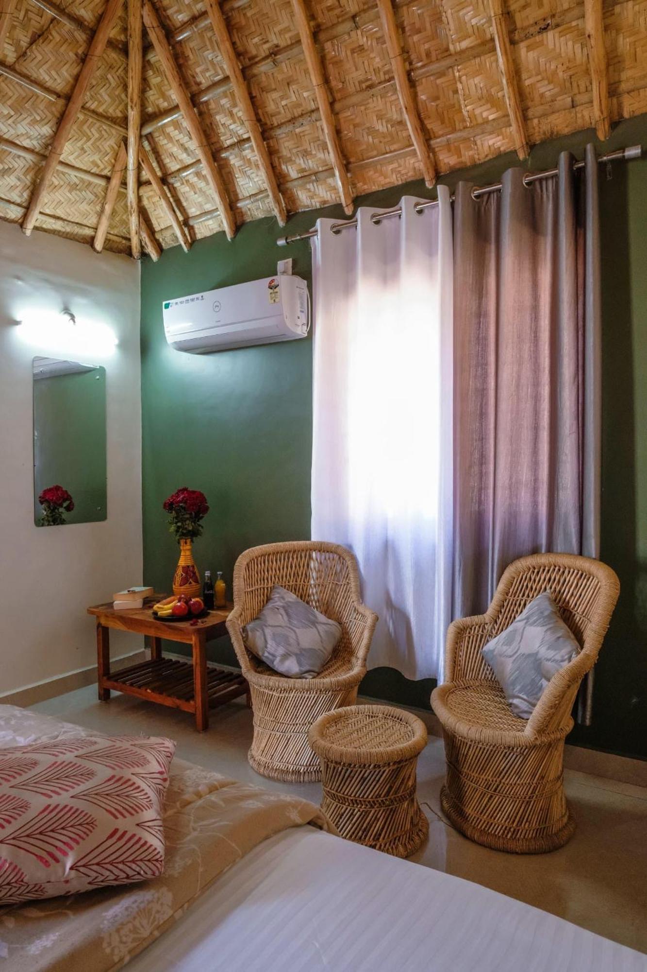 The Hideout Cottage And Restaurant ฮัมปี ภายนอก รูปภาพ