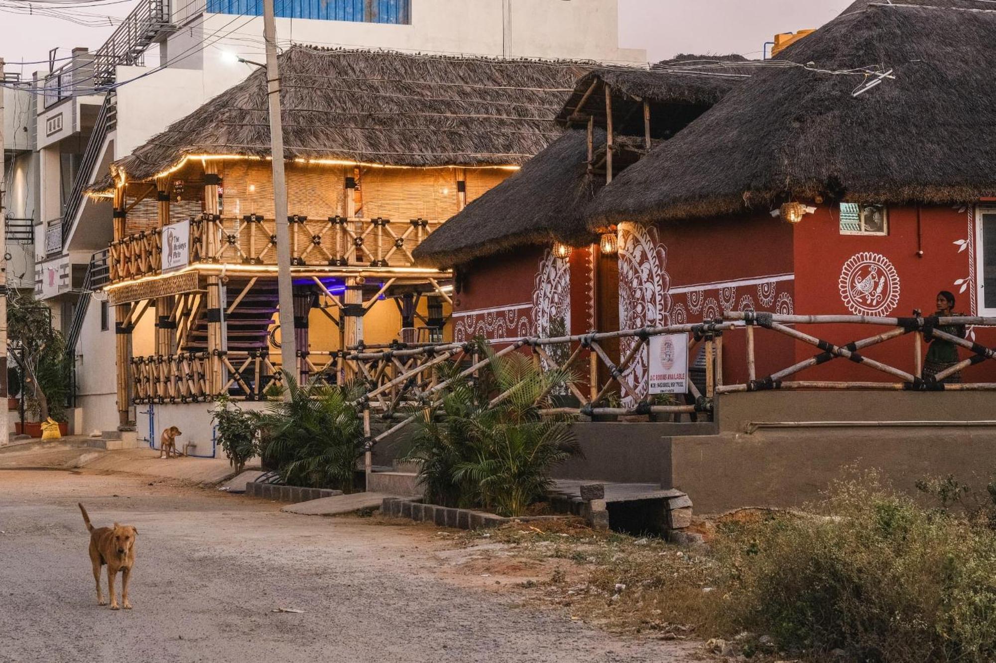 The Hideout Cottage And Restaurant ฮัมปี ภายนอก รูปภาพ