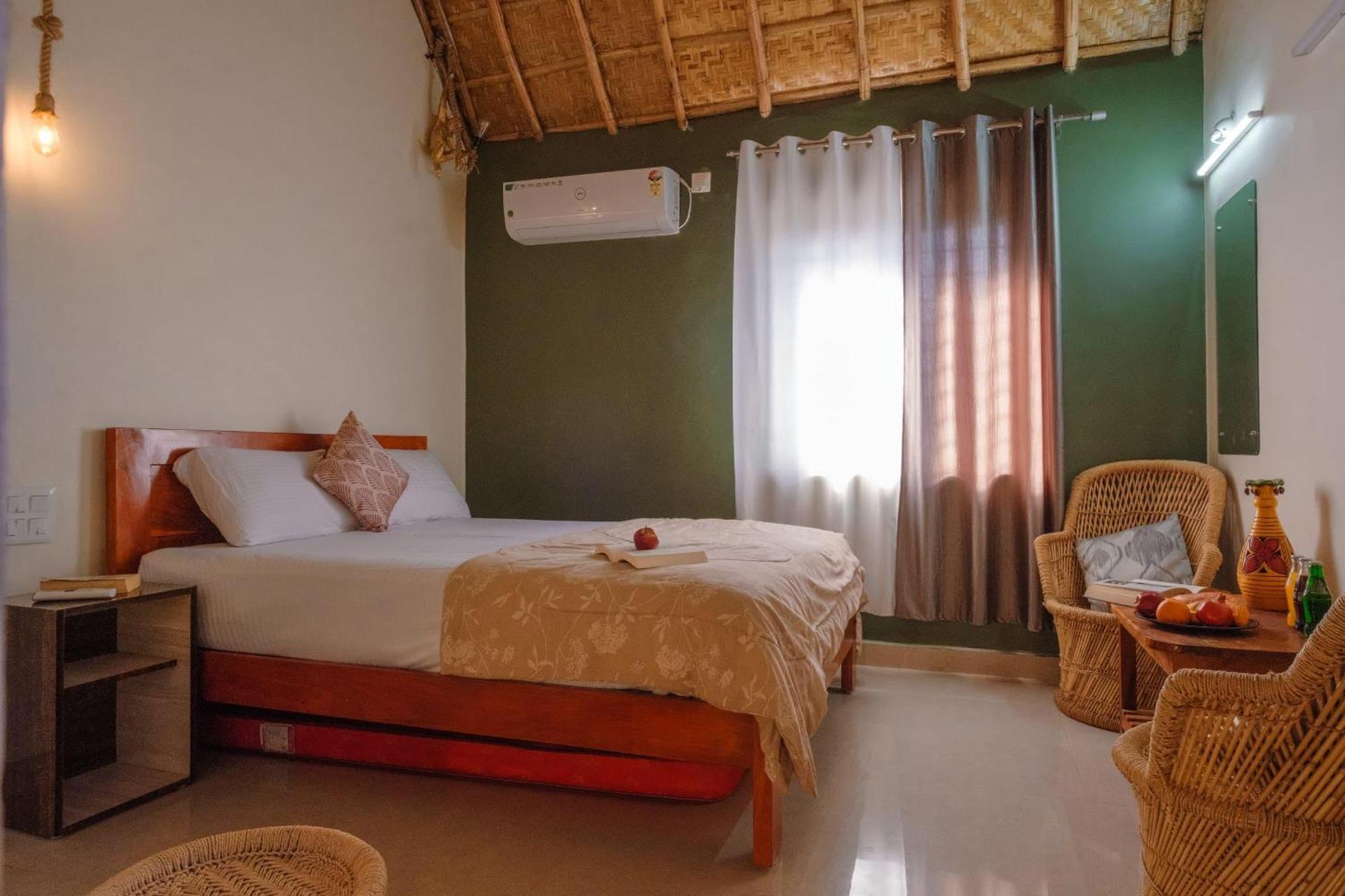 The Hideout Cottage And Restaurant ฮัมปี ภายนอก รูปภาพ