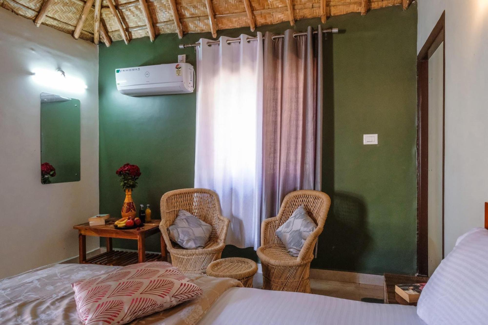 The Hideout Cottage And Restaurant ฮัมปี ภายนอก รูปภาพ