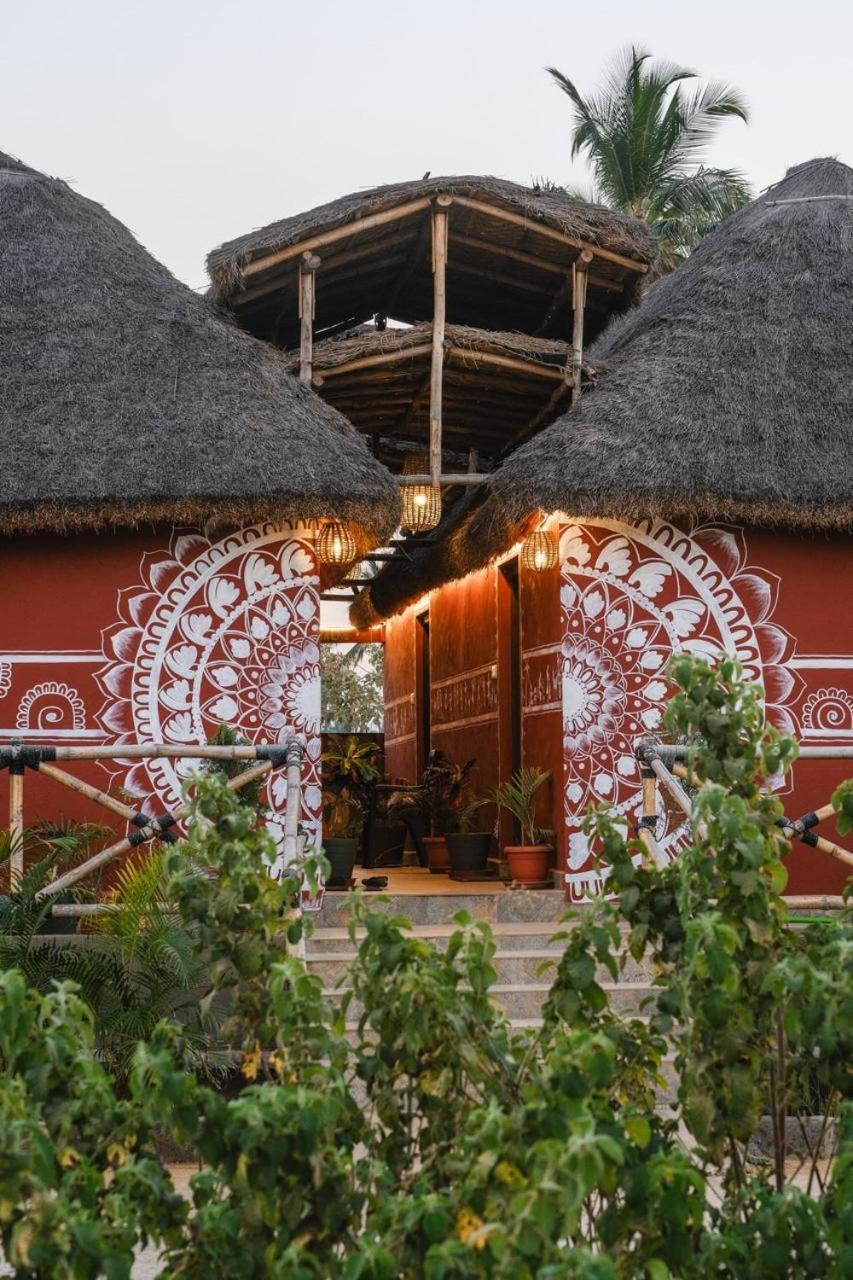 The Hideout Cottage And Restaurant ฮัมปี ภายนอก รูปภาพ
